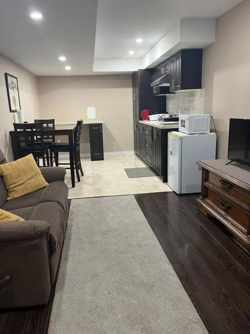 Bernie'S Basement Apartment Milton Luaran gambar