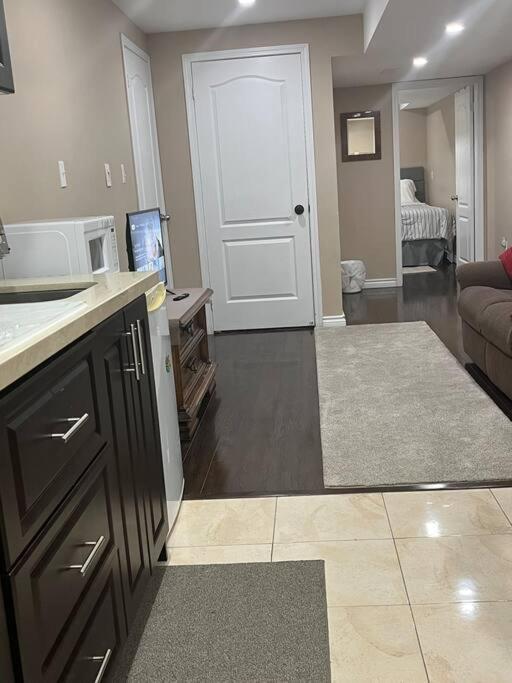 Bernie'S Basement Apartment Milton Luaran gambar