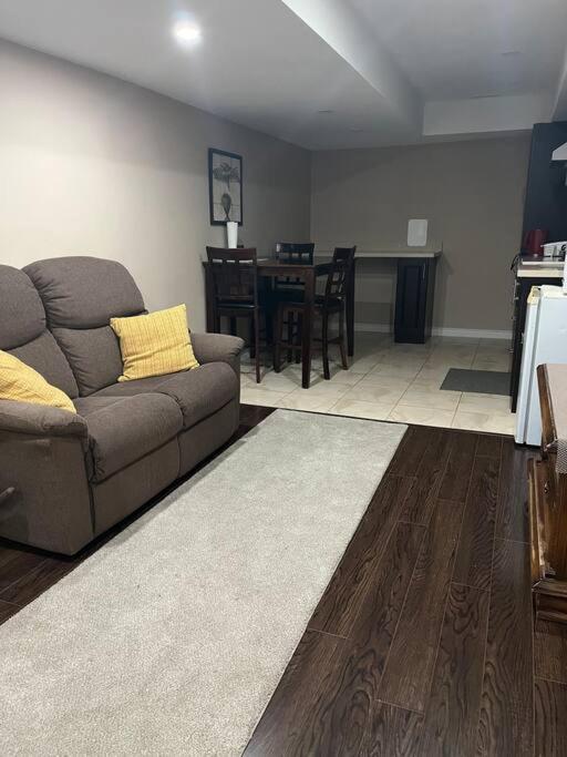 Bernie'S Basement Apartment Milton Luaran gambar