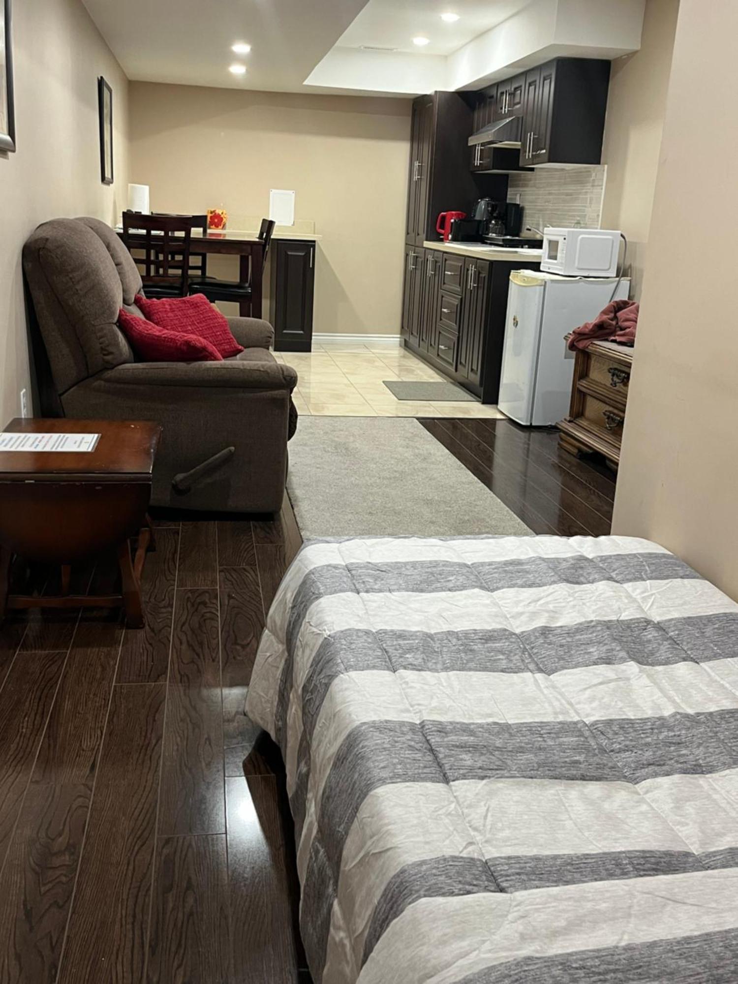 Bernie'S Basement Apartment Milton Luaran gambar