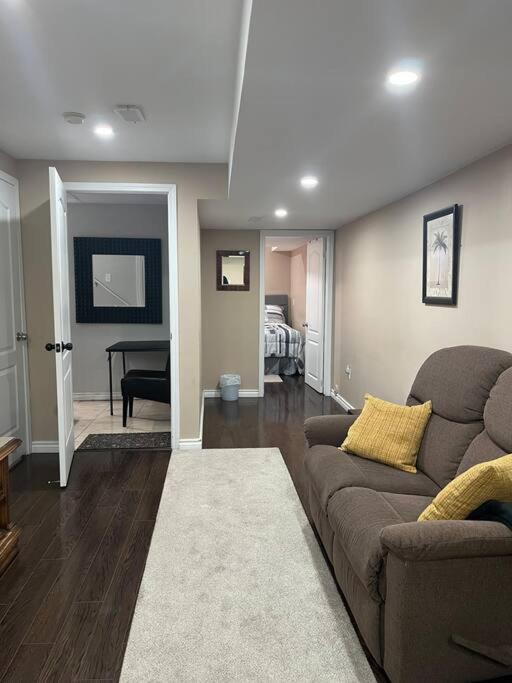 Bernie'S Basement Apartment Milton Luaran gambar