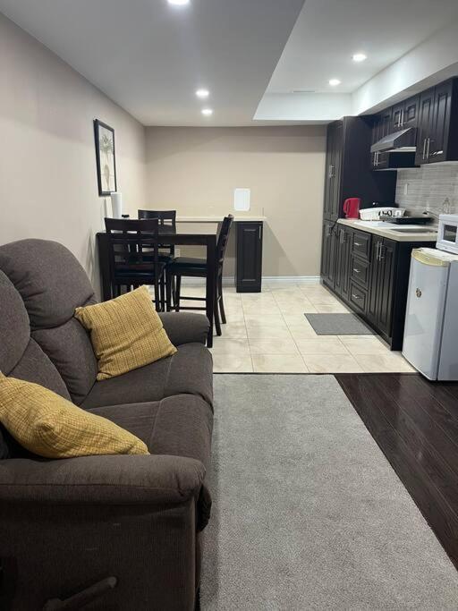 Bernie'S Basement Apartment Milton Luaran gambar